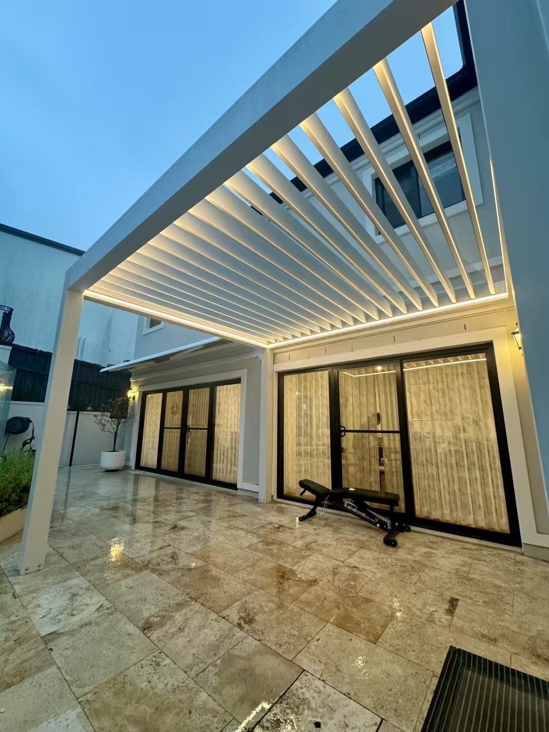 Z200 Rotating Pergola